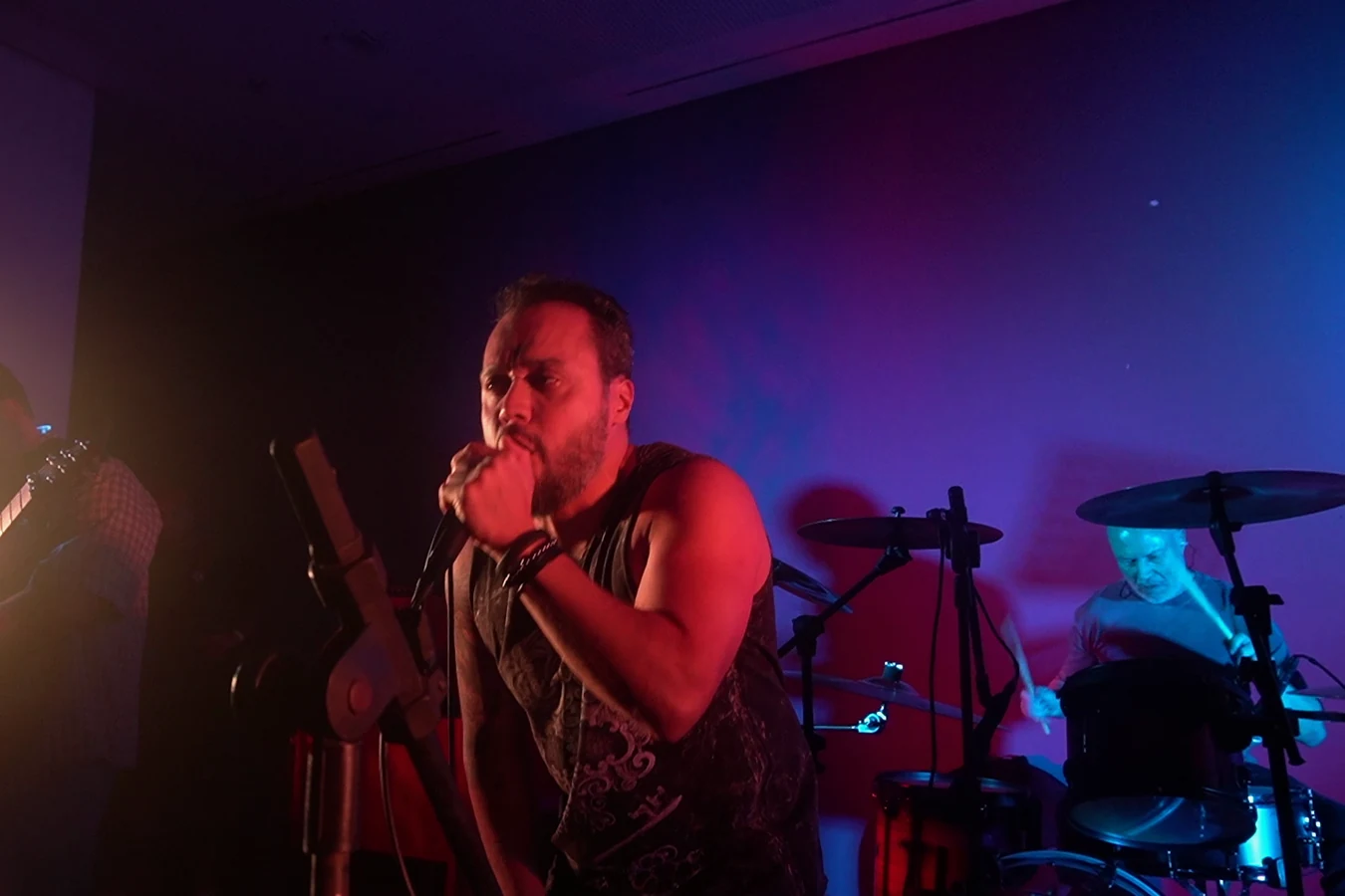 Bruno cantando com a Tom Joad sob luz vermelha